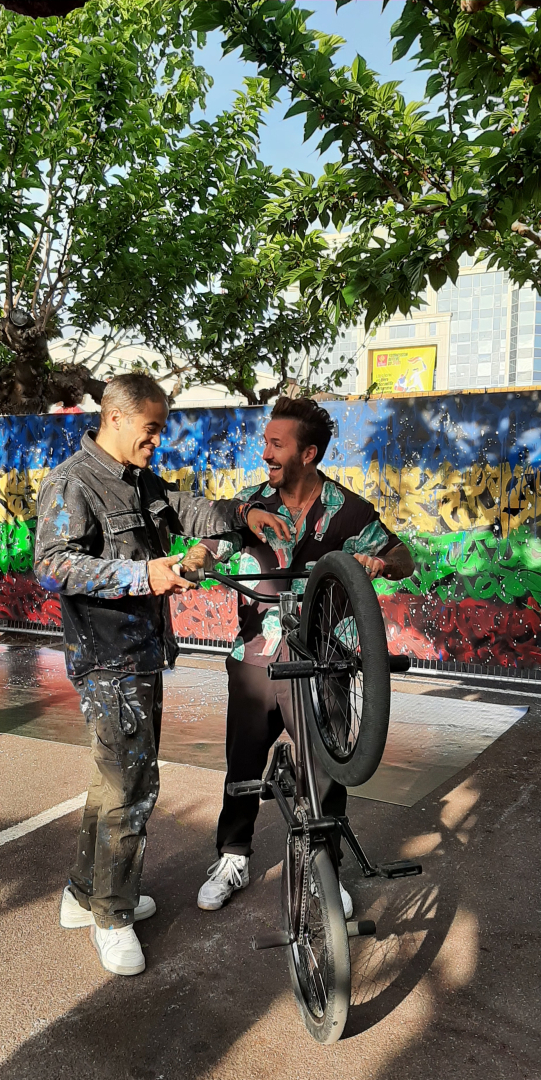 Le champion de BMX Alexis Jumelin donne des conseils à l'artiste JonOne
