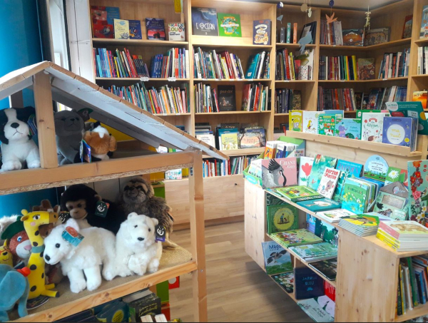 Objets et peluches dans la librairie