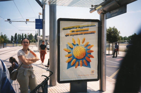 campagne affichage "l'avenir en partage" en 2002 arrêt de tramway Occitanie