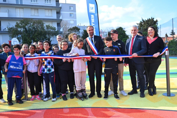 coupure ruban inauguration enfants élus artiste local 