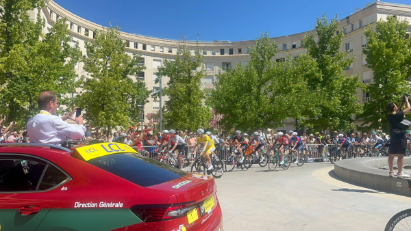 arbres batiments fontaine place de Thessalie voiture coureurs 