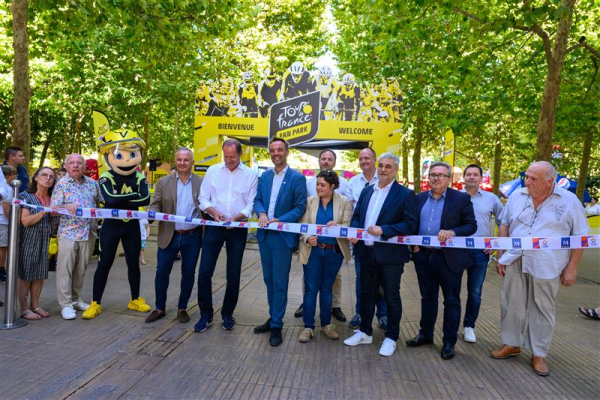 ruban inauguration élus officiels arbres 