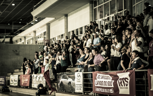 Dans les gradins, de nombreux spectateurs encouragent les Montpelliérains. Ambiance garantie