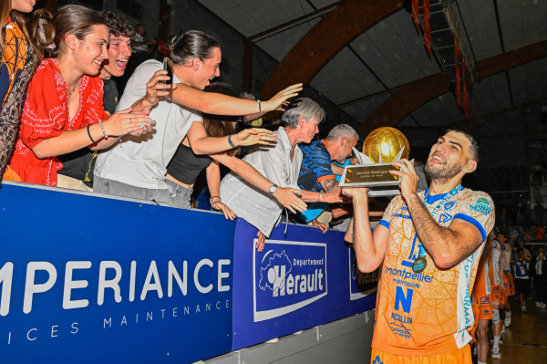 Le capitaine Ezequiel Palacios, déjà titré en 2022 comme Nicolas Le Goff partage le trophée avec la foule