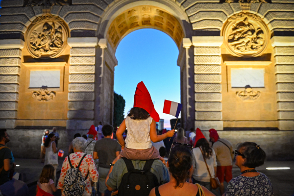 Passage par l'arc de Triomphe  