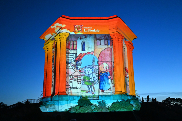 La nuit tombée, le château d'eau du Peyrou se transforme