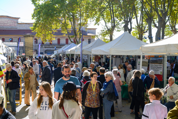 Déambulez à travers les nombreux stands jusqu'à 18h
