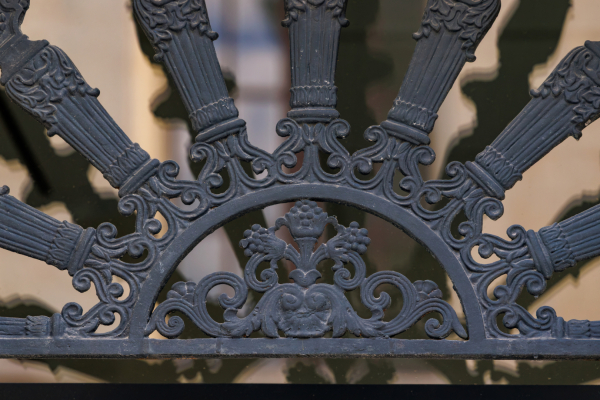 Ferronneries travaillées sous les arches et aux balcons