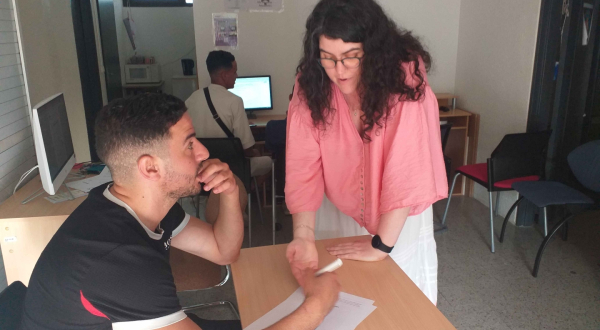Gharib révise son examen avec l'aide de Margaux Tornaré, de l'association AVEC. 