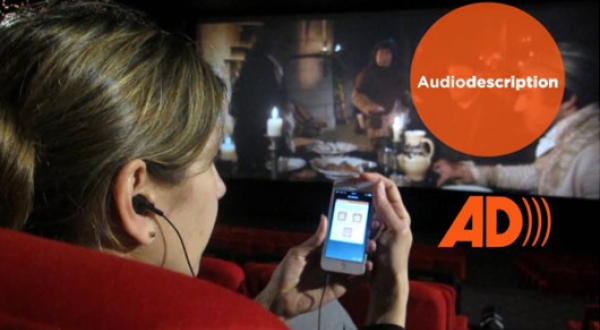 Personne utilisant le système Twavox au cinéma.