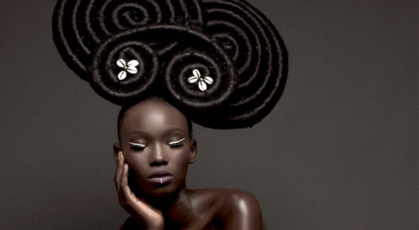 Femme camerounaise à la superbe coiffure