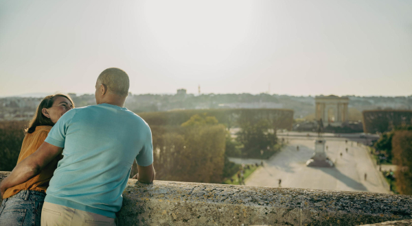 Couple sur la terrasse de l'Arc de triomphe de Montpellier dominant le Peyrou