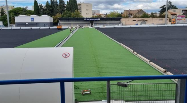 Pelouse synthétique en cours d'installation