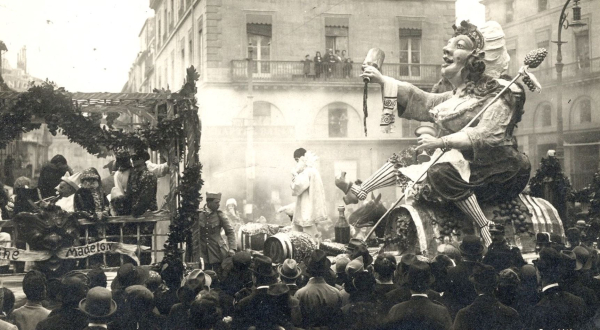Photo de char de carnaval, la Madelon, dans les rues de Montpellier