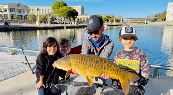 Baptiste Lucius et les élèves de l'Ecole de l'eau et de la pêche, montrant leur prise dans le Lez