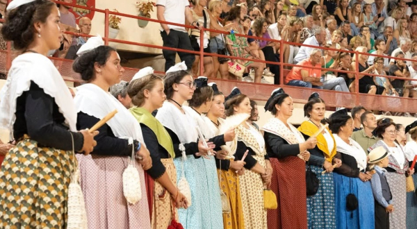 Photo Arlésiennes en costume dans les arènes