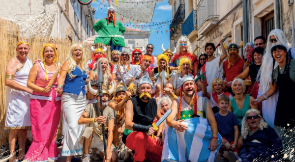 Photo de Vendargues et les habitants habillés en personnages d'Astérix